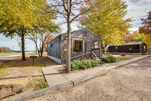 Reservoir & Dock Access: Pet-Friendly Kerens Cabin