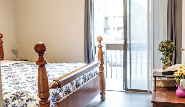 Rest Easy Retreat/2BR Near SHSU/Pool/WiFi/Free Parking