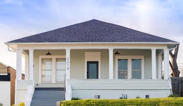 Restored 1930s Uptown Bungalow 2 min. to Magnolia