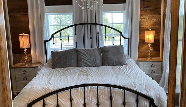 Restored Family FarmhousenSleeps 14 - 4 Bedrooms - 2 Baths - Outside Shower