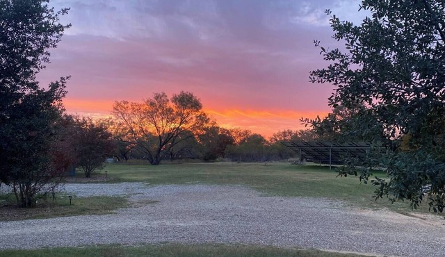 Rhineland Farm Farmhouse. 20 min from DVSP, Fossil Rim, Cleburne State Park