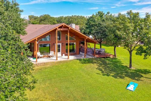 ‘Rhodes Retreat’ w/Dock on Cedar Creek Lake!