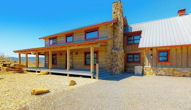 Ridgetop mountain-view home on 5 acres with Gas Grill, AC & fireplace