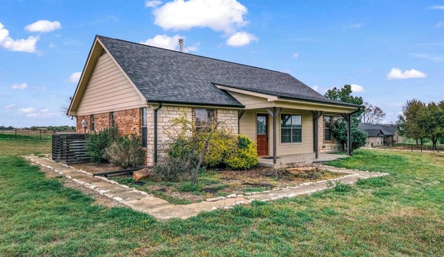 Riley Ranch farmhouse in the charming Brock TX - Near Wedding Venues!