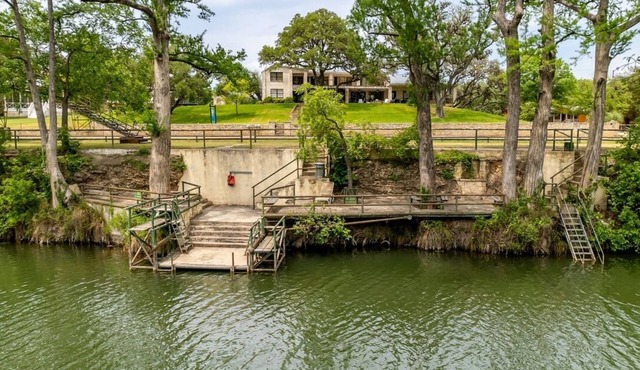 River Oaks Lodge 11/9.5 Sleeps 26, Riverfront, kayaks included!