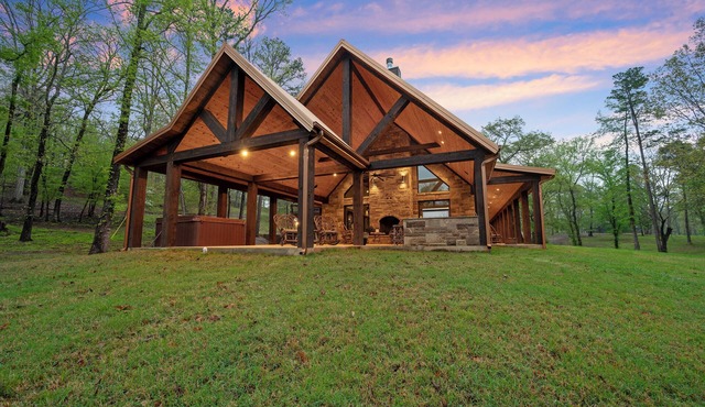 Riverfront Cabin, Bunkhouse -160 Acres/Hot Tub/Hiking Trails!Kayaks Provided! in Wright City