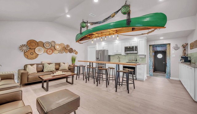 Riverfront Retreat with TiKi BaR! Close to Baylor and Magnolia