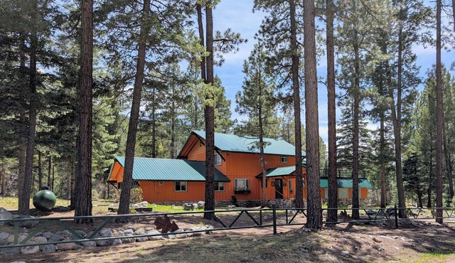 Riverside lodge w/privacy & trail access