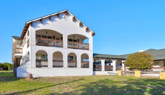 Riverview Lower, 2BR/1BA, Balcony, Sleeps 6