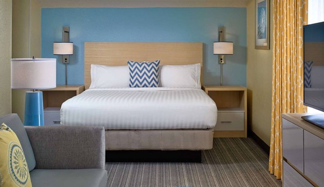Romantic Suite Escape! Outdoor Pool & Gym Access | Free Breakfast, Pet Friendly!