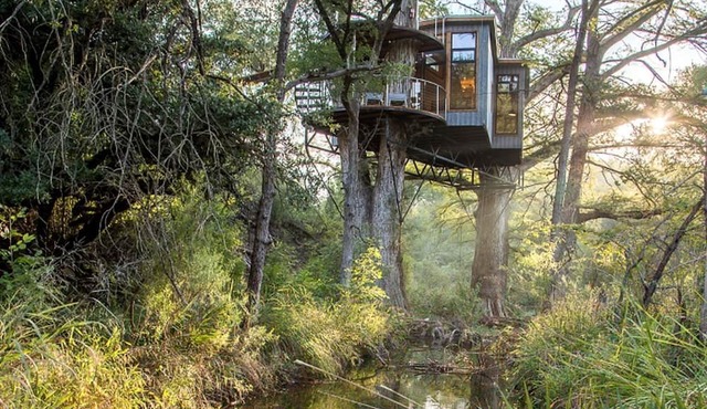 Romantic Tree House Rental with Soaking Tub near Austin in Spicewood, Texas