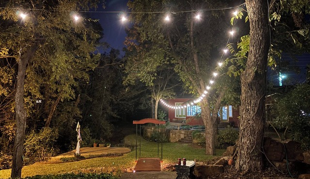 Rose Cottage on the River. Steps from Glen Rose Square and in the Paluxy