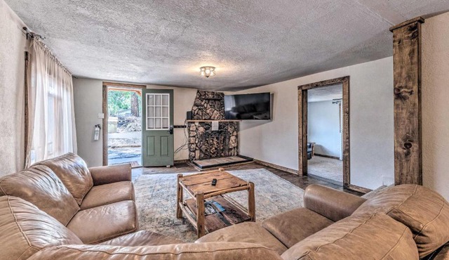 Ruidoso Mtn Hideout with Hot Tub and Covered Deck
