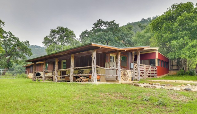 Rural & Horse-Friendly Cabin ~ 24 Mi to Bandera!