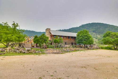 Rural Texas Villa w/Hot Tub - Horses Welcome!