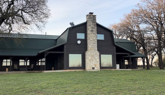 Rural western cabin- HOT TUB-POOL just 5 mins from exciting Stephenville!