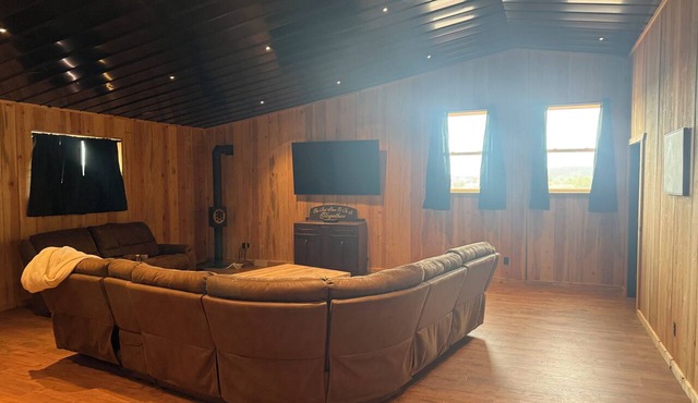 Rustic 4 bedroom 3 bath cabin in Winston new build modern amenities