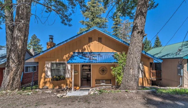 Rustic Cloudcroft Cabin with Hot Tub and Fireplace!