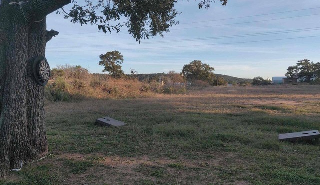 Rustic Getaway on 3.5 acres w/Hot tub Near Lake and state park in Buchanan Dam