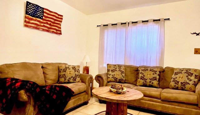 Rustic Retreat Cozy 2BR Fast Wi-Fi, Private Yard, Fully Stocked!