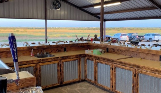 Rustic Texas Ranch Lodge Sleeps 45~Private Lake~Exotic Wildlife~Group Getaways