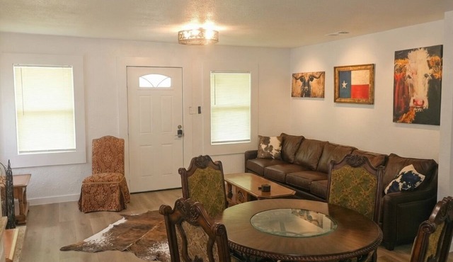 Saddle Up at Rodeo Ranch House! Cowboy Vibes, Blocks from the Stockyards Action!