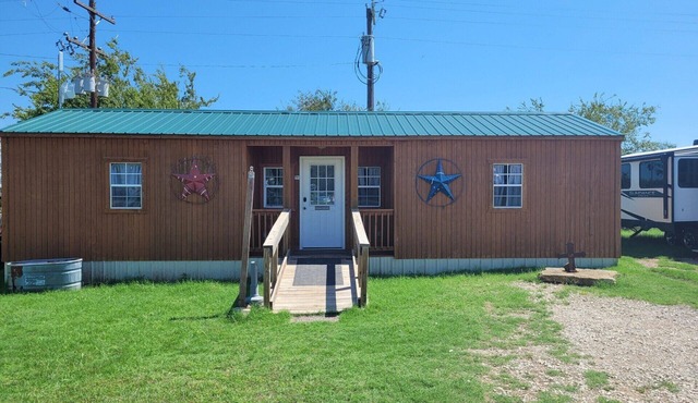 Safari-ish Cabin Getaway in Jacksboro