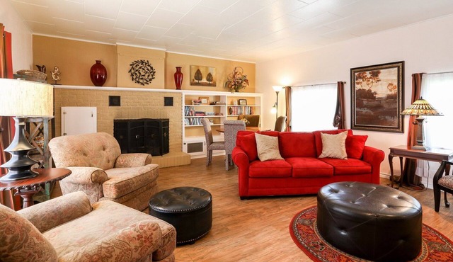 Sam Houston's Retreat | Walking distance to Festivals | Close to Main Street