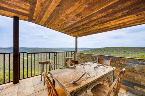 Scenic Leakey Vacation Rental w/Private Patio!