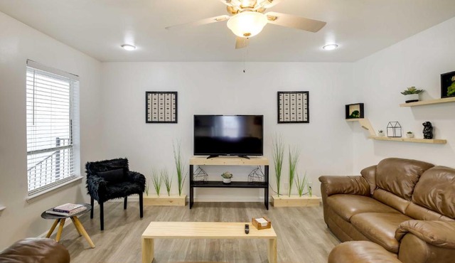 Serene Dallas Condo w/Pool - Walkable Location!