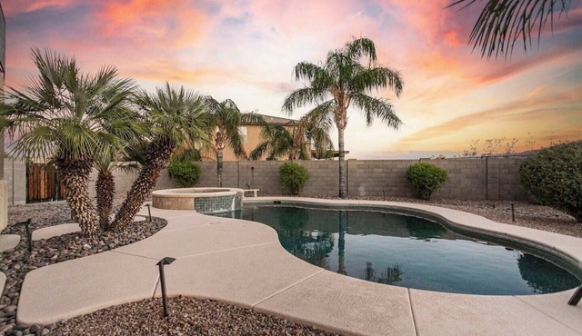 Serene desert escape w/stunning mountain views & heated pool/spa- pet friendly!