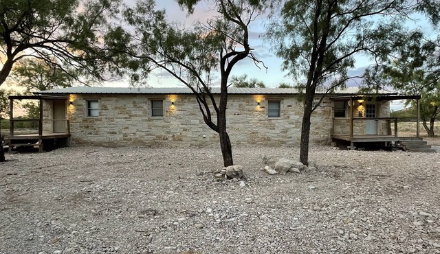 Serene, quiet, and spacious ranch lodge 15 minutes from town