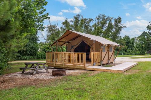 Settle Into a Cozy Lakeside Glamping Escape in Onalaska