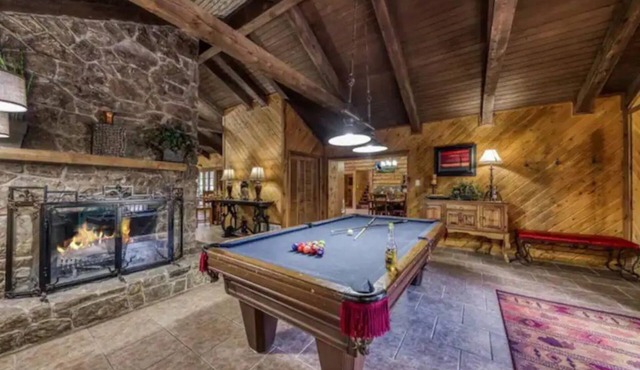 Silver Fox Inn Beautiful 5-bedroom Cabin w/hot tub