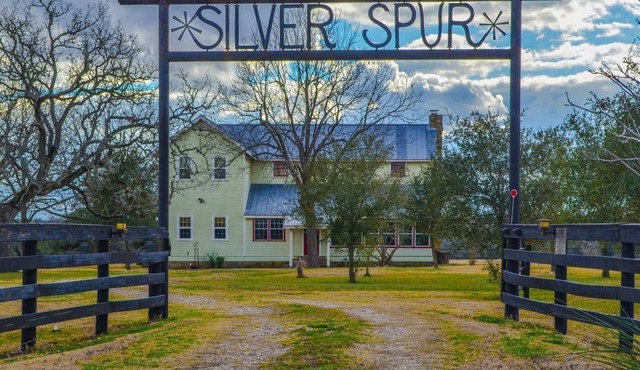 Silverspur at Round Top- Amazing restored 1800's Farmhouse on 40 acres w/a pool!