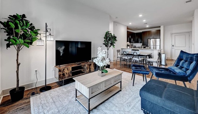 Skyline Views 2Bed/2Bath Apt w/ Parking, 1G Wifi, EV Charging