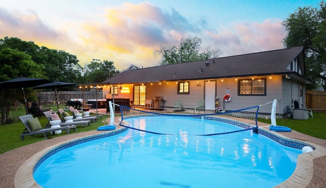 Sleeps 10 - Pool - Hot Tub - Fire Pit - Playground in San Antonio