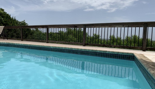 Sleeps10-Beautiful Views, Secluded, Heated Pool, Fireplace, Very Comfy 5 Bedroom
