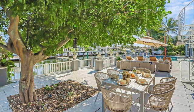 Solara: Waterfront Estate, Pool, Dock, Private Guest Suite in Lighthouse Point