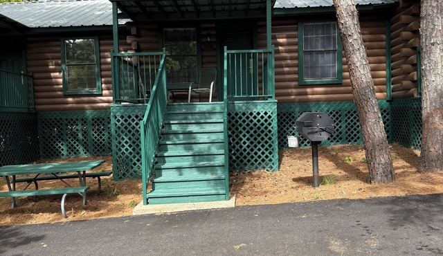 Soothing 2-bedroom cabin unit #139 with AC in Holly Lake Ranch