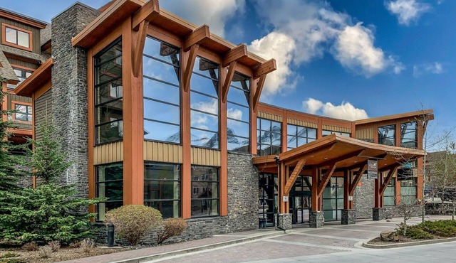 Sophisticated Mountain Condo – Pool & Hot Tub in Canmore