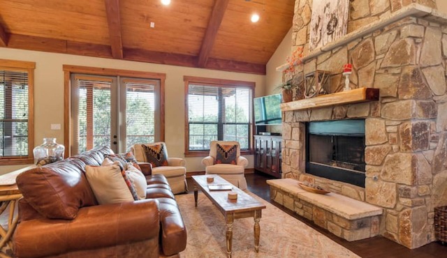 Southern Charm on the Lake | The Hollows | access to amenities!