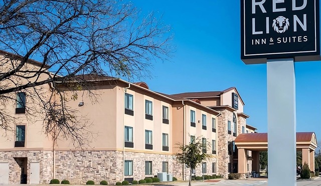Southern Hospitality! Spacious Unit Near Attractions, Pool, Free Wifi, Parking