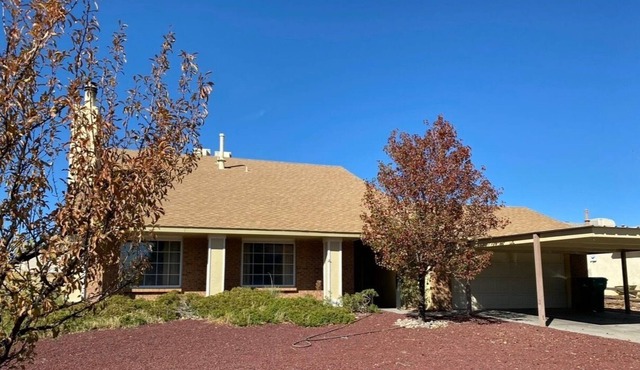 Southwestern style perfect for a large family and long stays w/ pool & game room