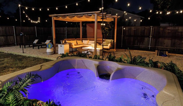 Spa ~ Stunning Yard & Hot Tub ~ Prime Location