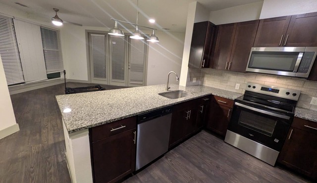 Spacious 3-bed 2-bath Apartment in Resort Style area in Addison