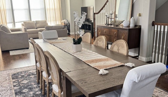 Spacious 3-Story Heights Townhome 3 King Beds