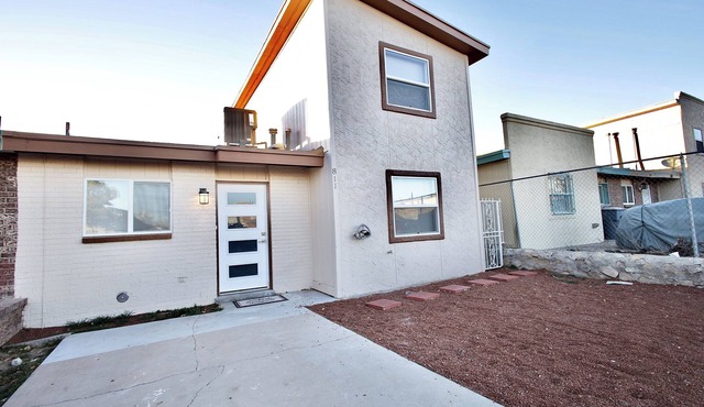 Spacious 4-bedroom house with AC and WiFi in charming El Paso