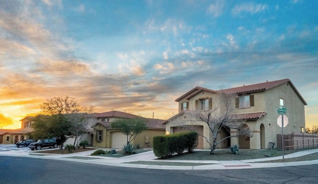 Spacious 4-bedroom house in charming Tucson with AC