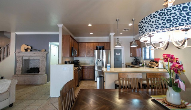 Spacious 5-bedroom house in charming Tucson with AC, WiFi